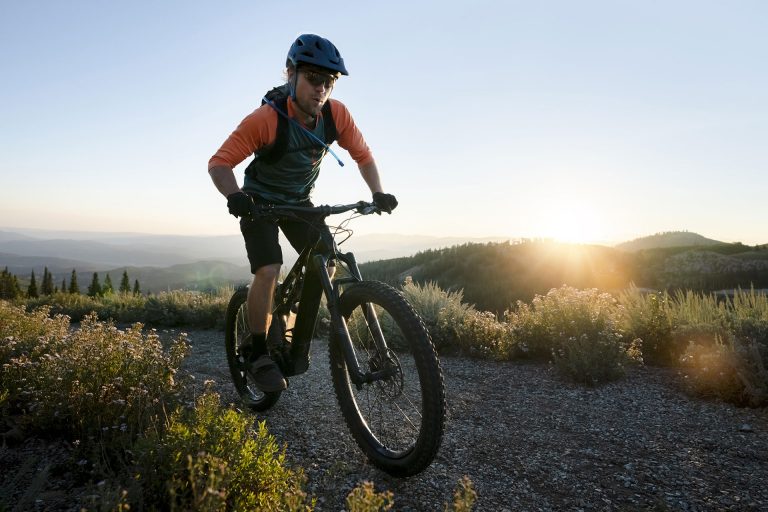 Homme en plein cours de VTT avec Xtrême Glisse