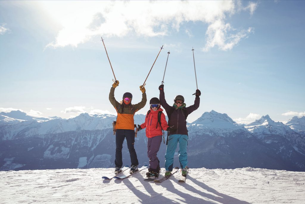 Photo de 3 personnes faisant du ski de location