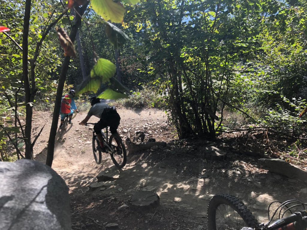 Personne prenant un court de VTT avec moniteur
