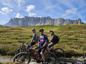 Sortie VTT à Samoens devant les montagne