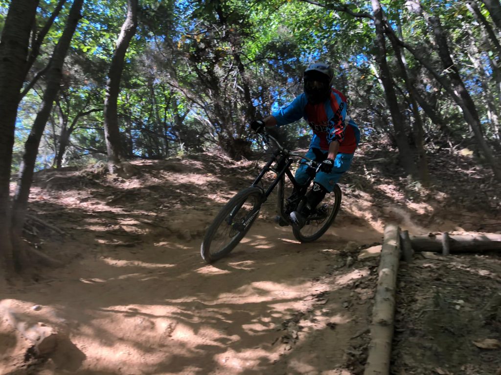 Personne réalisant une descente en VTT enduro