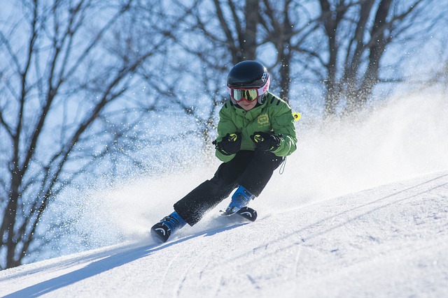Location ski enfant, enfant dévalant une piste de ski