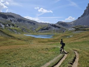 Paysage location d'un VTT devant un lac et des montagnes